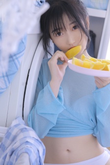 美女裸奔